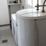 Termo eléctrico con fuga visible por la parte superior y carcasa húmeda