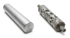 Comparativa entre un ánodo de magnesio nuevo y uno desgastado por corrosión.