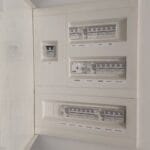 Cuadro eléctrico doméstico con el interruptor diferencial bajado tras un disparo intermitente