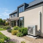 Casa moderna mostrando la unidad exterior para ilustrar el precio aerotermia vivienda unifamiliar.