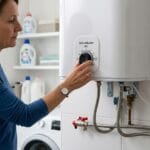 Usuario revisando un termo eléctrico porque no calienta el agua