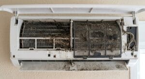 Aire acondicionado huele mal por suciedad visible en filtros y zona interior del split