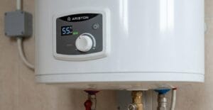 Mantenimiento termo eléctrico con panel de temperatura y conexiones visibles