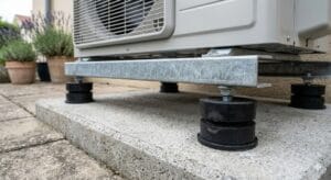 Silent blocks instalados bajo la unidad exterior de aerotermia para reducir ruido en la aerotermia.