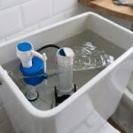 Cómo reparar una cisterna que gotea cuando el agua rebosa por el interior