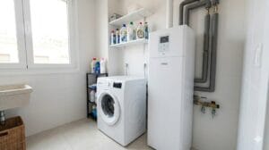 Equipo mural de bomba de calor instalado en la zona del lavadero de un apartamento.