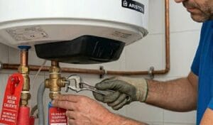 Revisión de conexiones y válvula de seguridad antes de llenar y purgar un termo eléctrico.