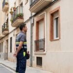 unidad exterior de aire acondicionado demasiado encajonada detrás de una celosía