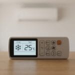 mando de aire acondicionado en modo cool y temperatura de prueba