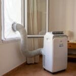 Aire acondicionado portátil con tubo junto a ventana