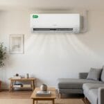 Split de aire acondicionado colocado en pared alta del salón para repartir mejor el aire