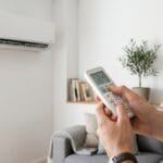 Pantalla del mando con los símbolos de frío, dry, ventilador y auto.