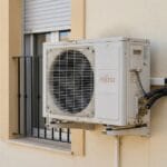 Unidad exterior de aire acondicionado en vivienda durante comprobación visual