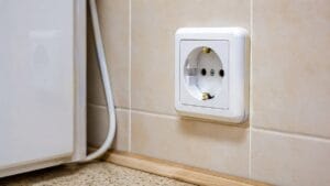 Enchufe Schuko de cocina con toma de tierra y cable de nevera visible. si la nevera da corriente desenchufa rapido
