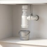 Cambiar el sifón del fregadero sin fugas bajo el mueble de cocina