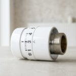 Un solo radiador frío: qué revisar antes de llamar al técnico 5 Cabezal termostático nuevo que se enrosca por fuera y devuelve el control de la temperatura sin vaciar el circuito